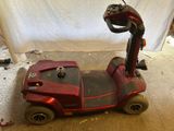 une petite voiture rouge posée par terre