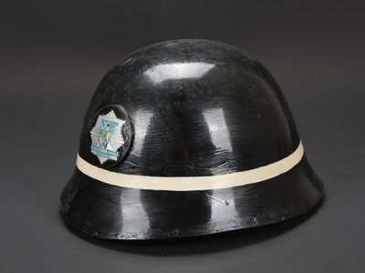 un gros plan d'un casque sur fond noir