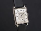 une photo d'une montre avec un bracelet en cuir noir