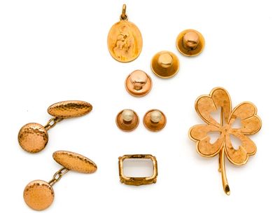 des bijoux plaqués or, notamment une broche en forme de trèfle à quatre feuilles, une paire de boucles d'oreilles et une paire de boutons de manchette