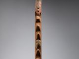 une image représentant un totem en bois sur un fond blanc