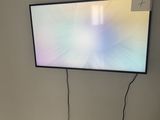 une photo d'un téléviseur à écran plat fixé au mur