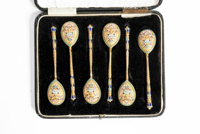 Ensemble de six cuillères à moka en vermeil au manche tronco…