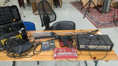 une table sur laquelle sont posés des appareils électroniques