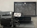 une photo d'un bureau sur lequel se trouvent un écran et une imprimante