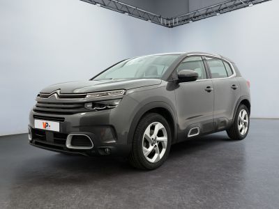 Le nouveau SUV Citroën est garé dans une grande pièce