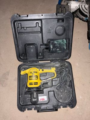 un outil dans un étui posé sur le sol