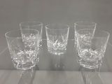 trois verres posés sur une table, remplis de glaçons