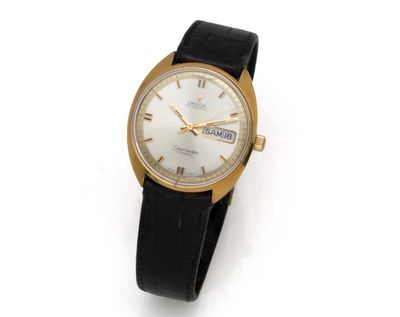 une image représentant une montre dorée et noire sur fond blanc