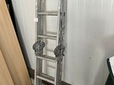 une échelle appuyée contre un mur dans un garage