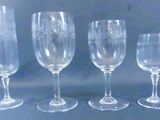 quatre verres à vin vides sont alignés sur une table