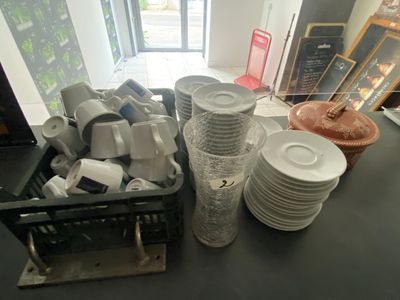 Lot de tasses et sous tasses + vase