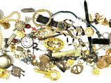 une pile de bijoux assortis sur une surface blanche