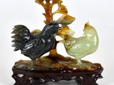 Sculpture chinoise en jade représentant un coq et une poule, posée sur un socle