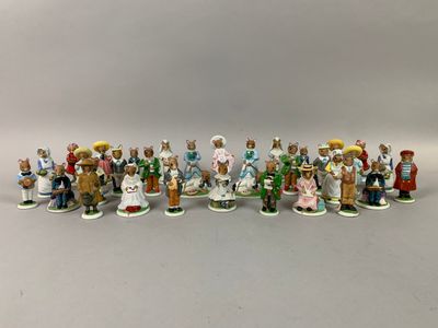 de nombreuses figurines représentant des personnes vêtues de tenues variées
