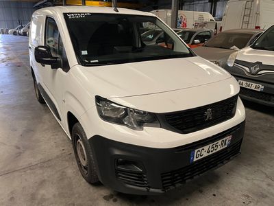une camionnette blanche garée dans un garage