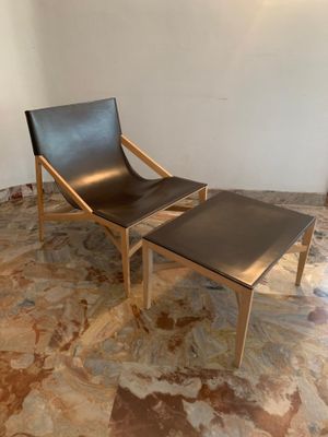 une photo représentant une chaise et un pouf dans une pièce