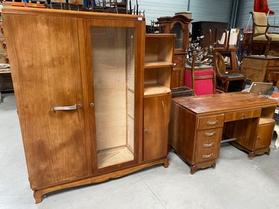 une armoire en bois avec une porte vitrée et un bureau avec un miroir