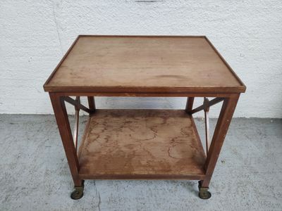 Desserte en bois à 2 plateaux et montants croisés. Montée su…