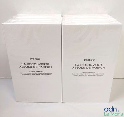 deux boîtes blanches de parfum posées sur une table blanche