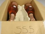 deux bouteilles de vin dans un carton avec une étiquette de prix