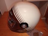un casque posé sur une table en bois