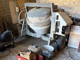une bétonnière posée au milieu d'une pièce