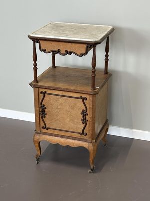 une petite table en bois avec un plateau en marbre