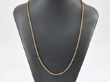 gros plan d'un collier sur un mannequin sur fond blanc