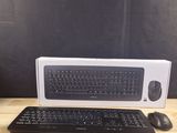 un clavier et une souris d'ordinateur posés sur une table en bois