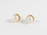 une paire de boucles d'oreilles à perles sur fond blanc