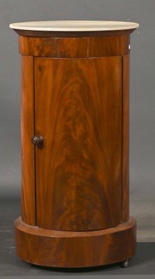 une image d'un petit meuble en bois avec un plateau en marbre