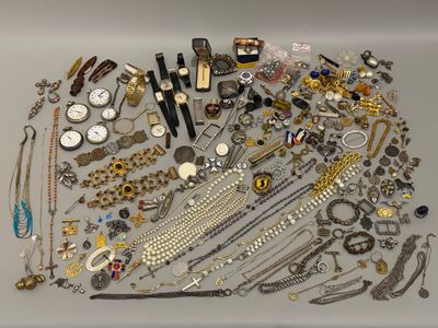 de nombreux types de bijoux sur la table