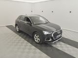 L'Audi QX est garée dans un garage dont le sol est en damier.