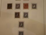une photo d'une photo d'une collection de timbres exposée