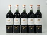six bouteilles de vin sont alignées sur une table