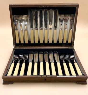un coffret en bois contenant de l'argenterie sur une table