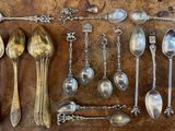 de nombreuses cuillères, disposées sur une table