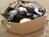 un carton rempli de vêtements posé sur une palette