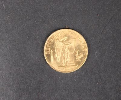 l'image d'une pièce d'or sur une surface noire