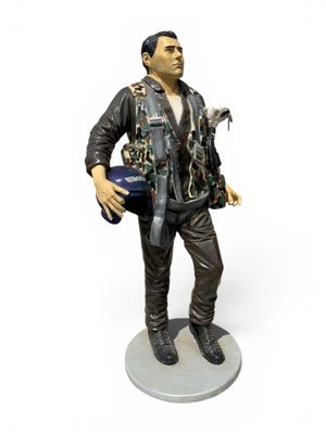 statue d'un homme armé d'un pistolet et portant un casque, posée sur une surface blanche