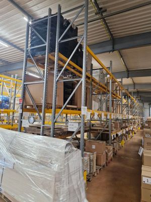 un grand entrepôt rempli de boîtes et de palettes