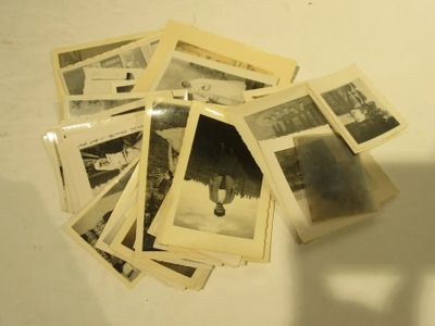 une pile de vieilles photos posée sur une table