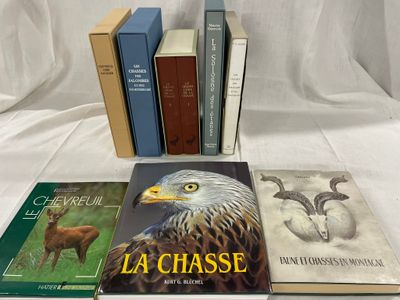 plusieurs livres posés sur une table recouverte d'une nappe blanche, sur fond blanc