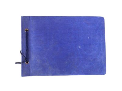un vieux livre avec une couverture bleue sur fond blanc