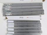 quatre règles de tailles différentes posées sur une table blanche