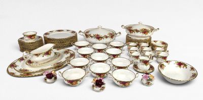 une photo d'un ensemble de plats et de tasses en porcelaine