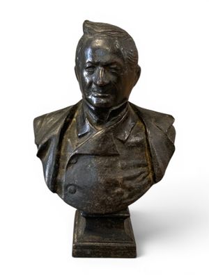 statue représentant le buste d'un homme en uniforme militaire