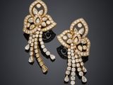 une paire de boucles d'oreilles à clip en diamant et en or