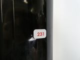 un réfrigérateur noir sur lequel est inscrit un chiffre blanc